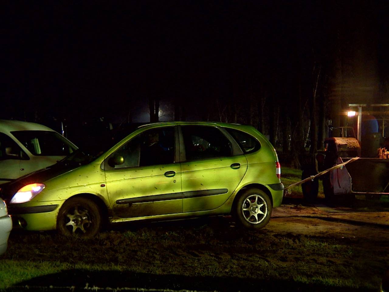 Auto weggesleept door tractor