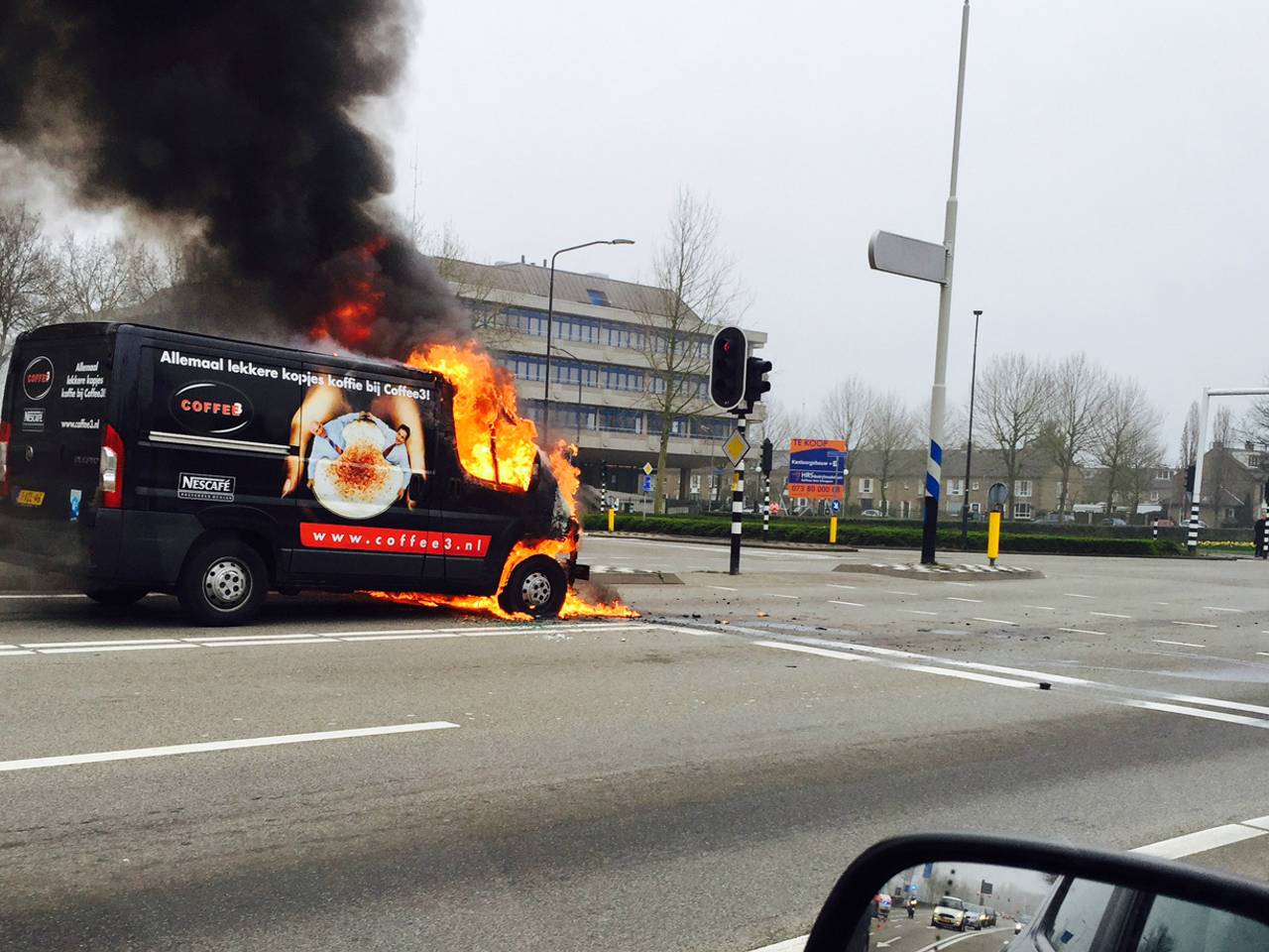 Busje vliegt in brand bij provinciehuis in Den Bosch (Foto: Tonnie Vossen)