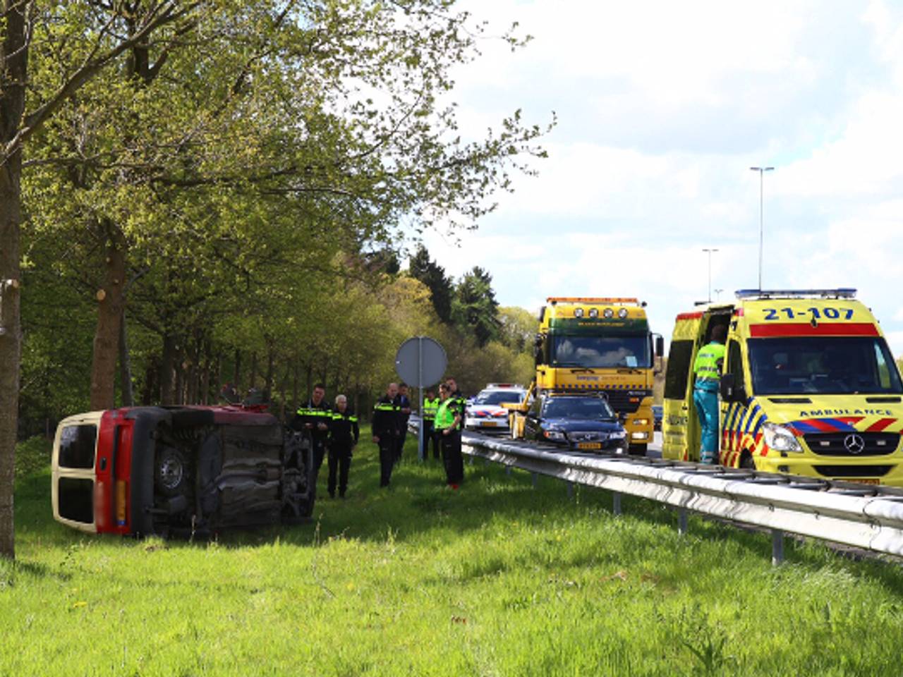 Bestelbus op zijn kant (foto: Sander van Gils / SQ Vision)