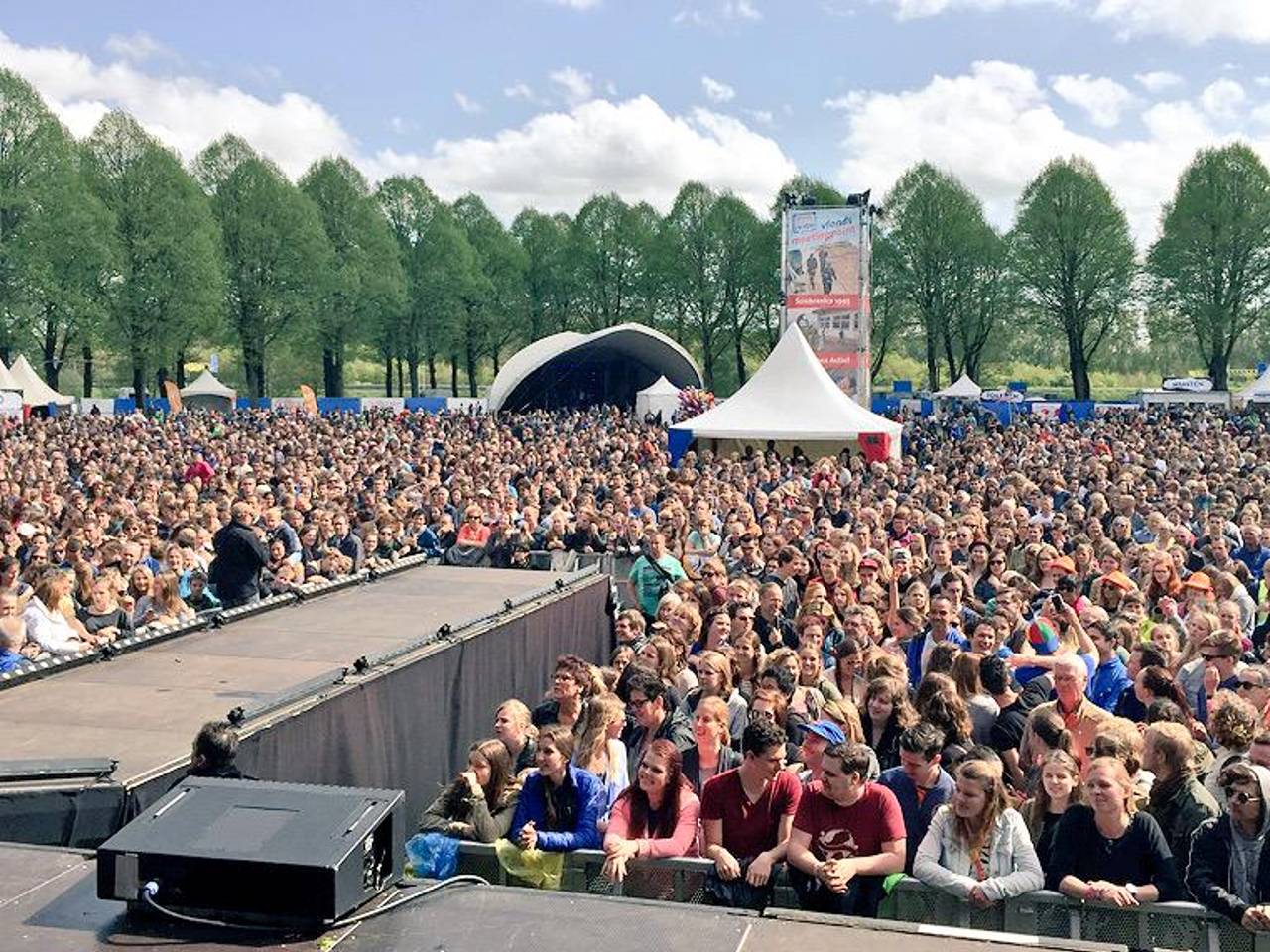 Ambassadeurs van de Vrijheid touren vanaf Gilze-Rijen per heli langs Bevrijdingsfestival