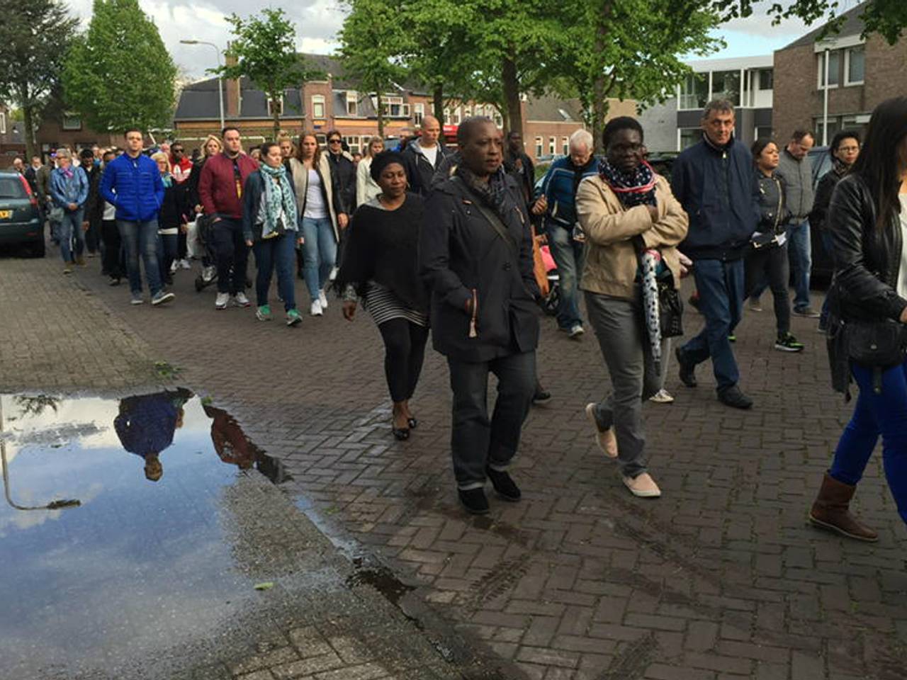 Honderden mensen lopen mee in de stille tocht (Foto: Fred Meeuwsen)