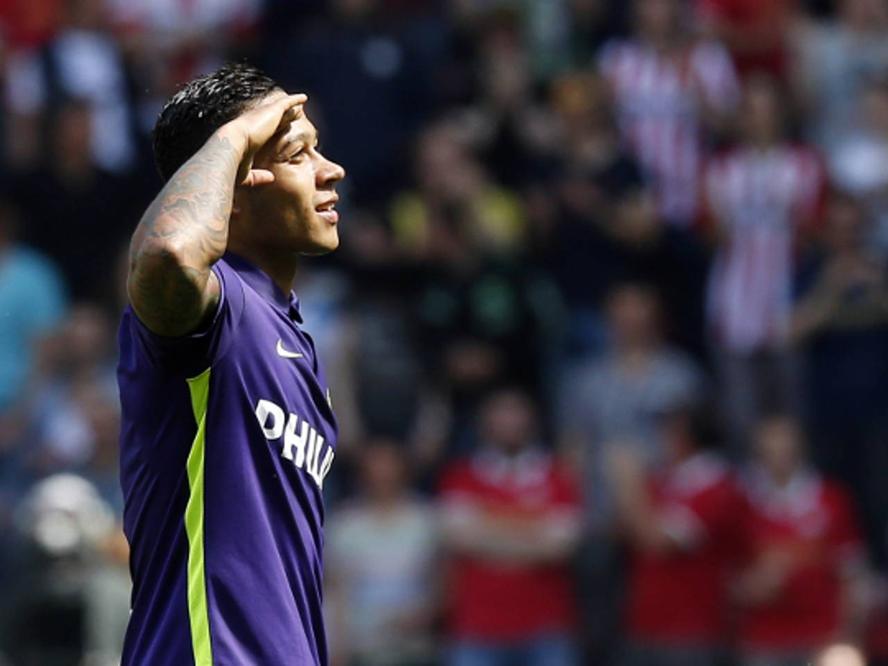 Memphis Depay groet fans na treffer (foto: VI Images)