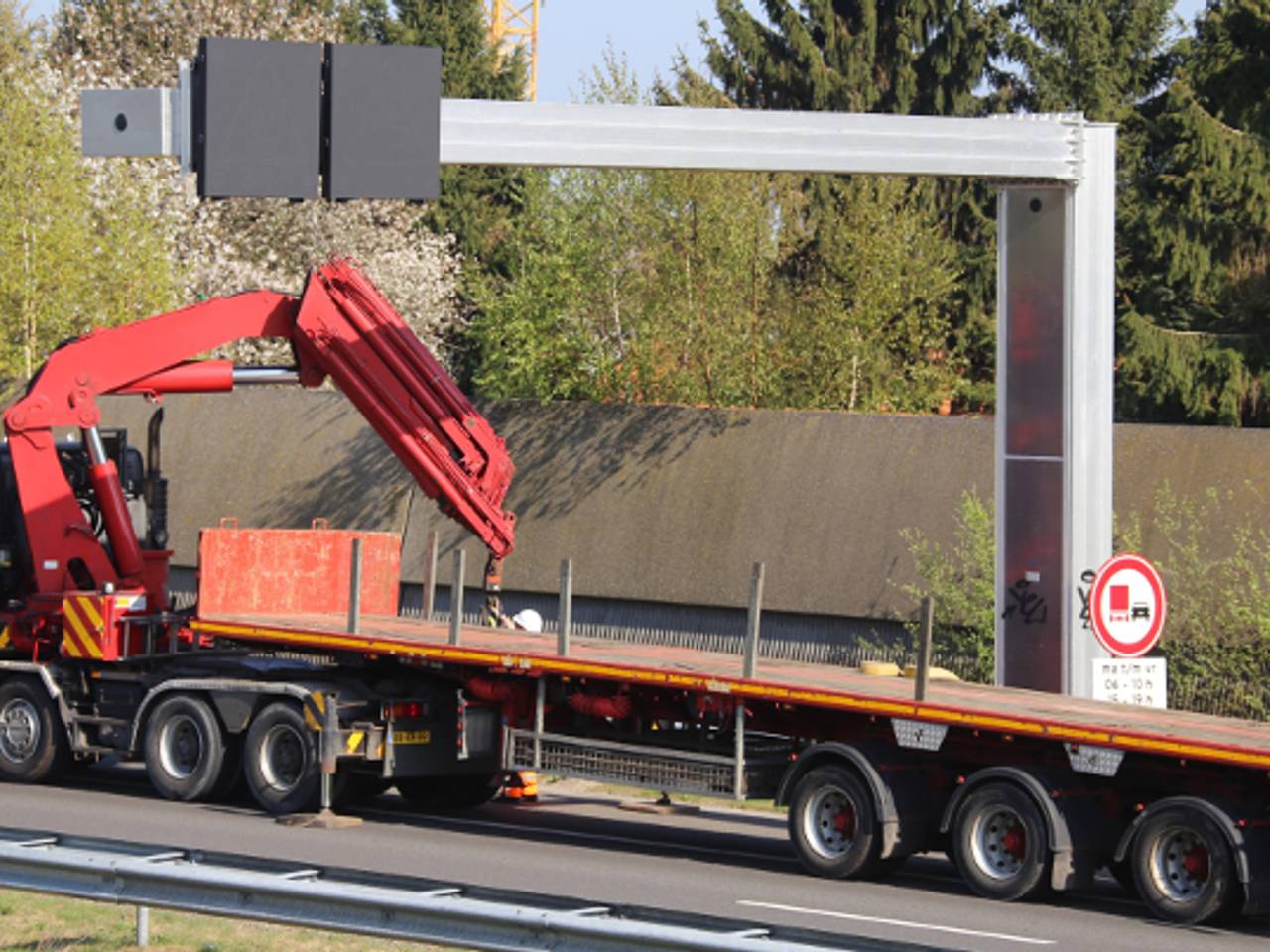 Reparatie aan verkeersbord boven A50 (foto: AS Media) 