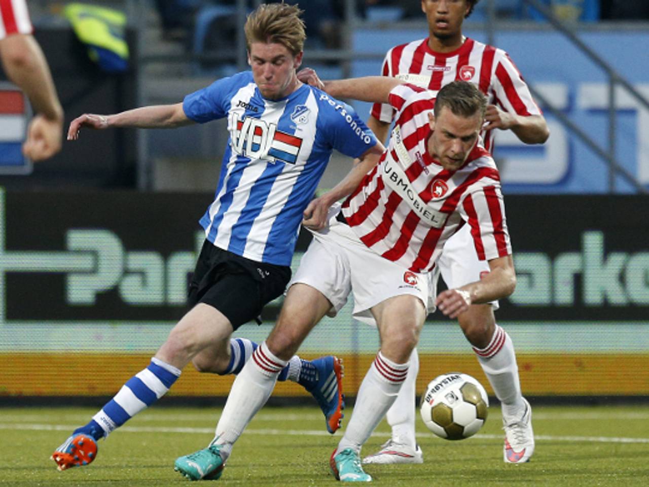 Gevecht om de bal in Eindhoven (foto: VI Images)