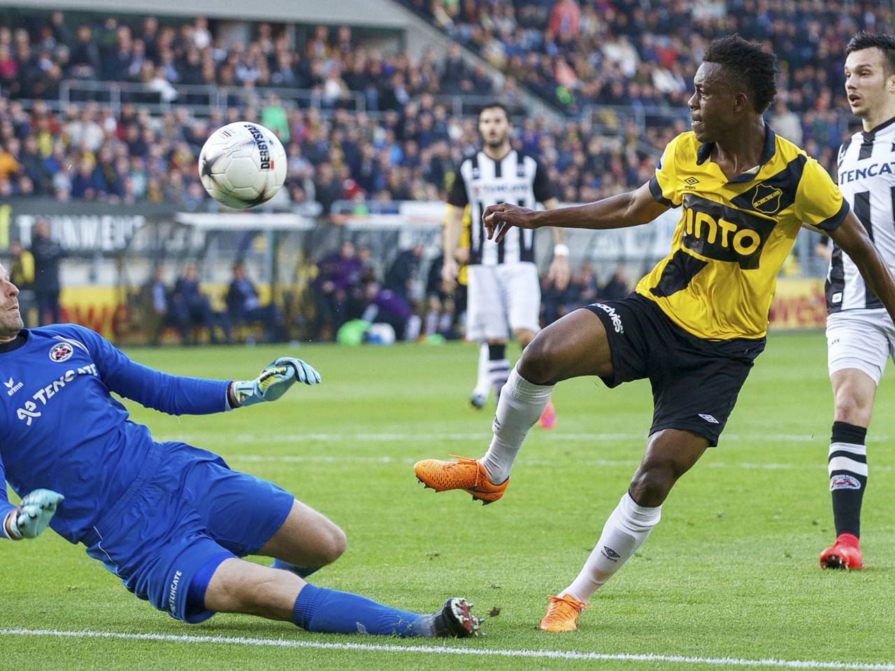 Naah stuit op doelman Castro van Heracles (Foto: VI Images)