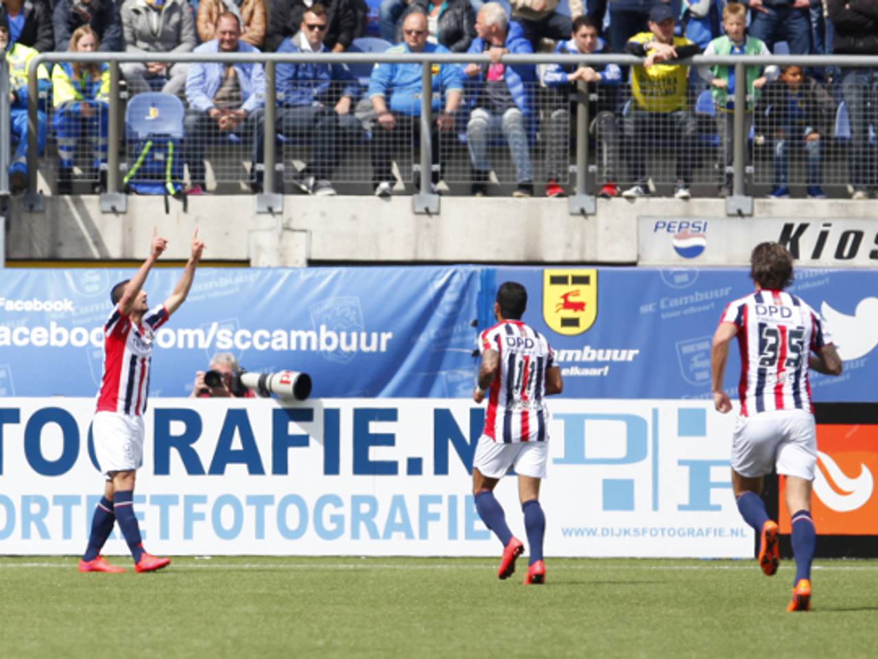 Ben Sahar viert doelpunt