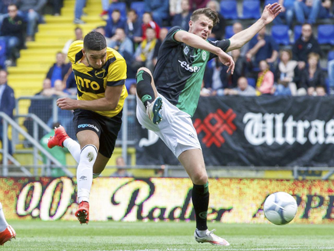 Tighadouini probeert bal te veroveren (foto: VI Images)