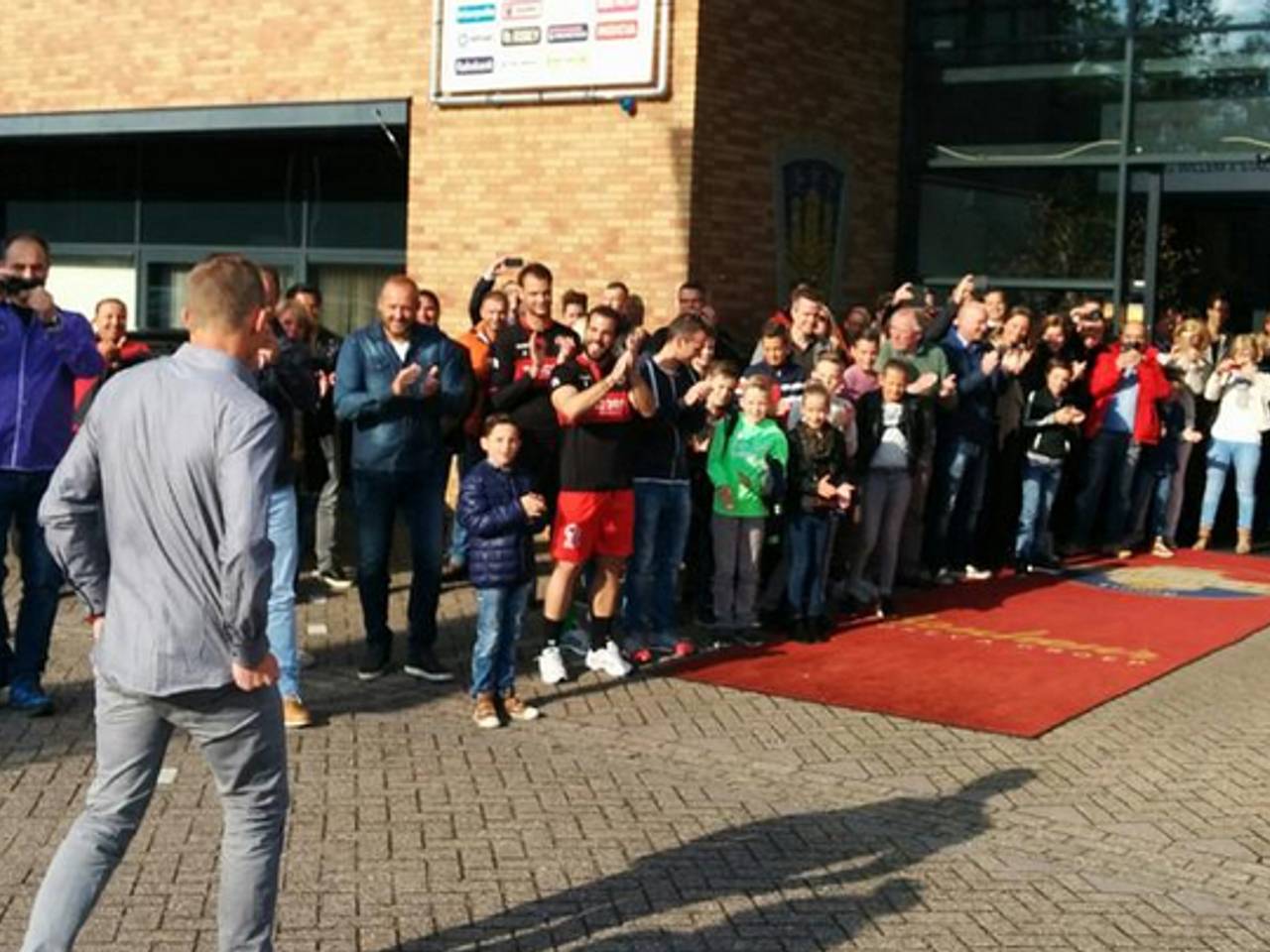 Tim Cornelisse bij Willem II verrast met 'surprise-afscheidswedstrijd': 'Dit doet me heel veel'