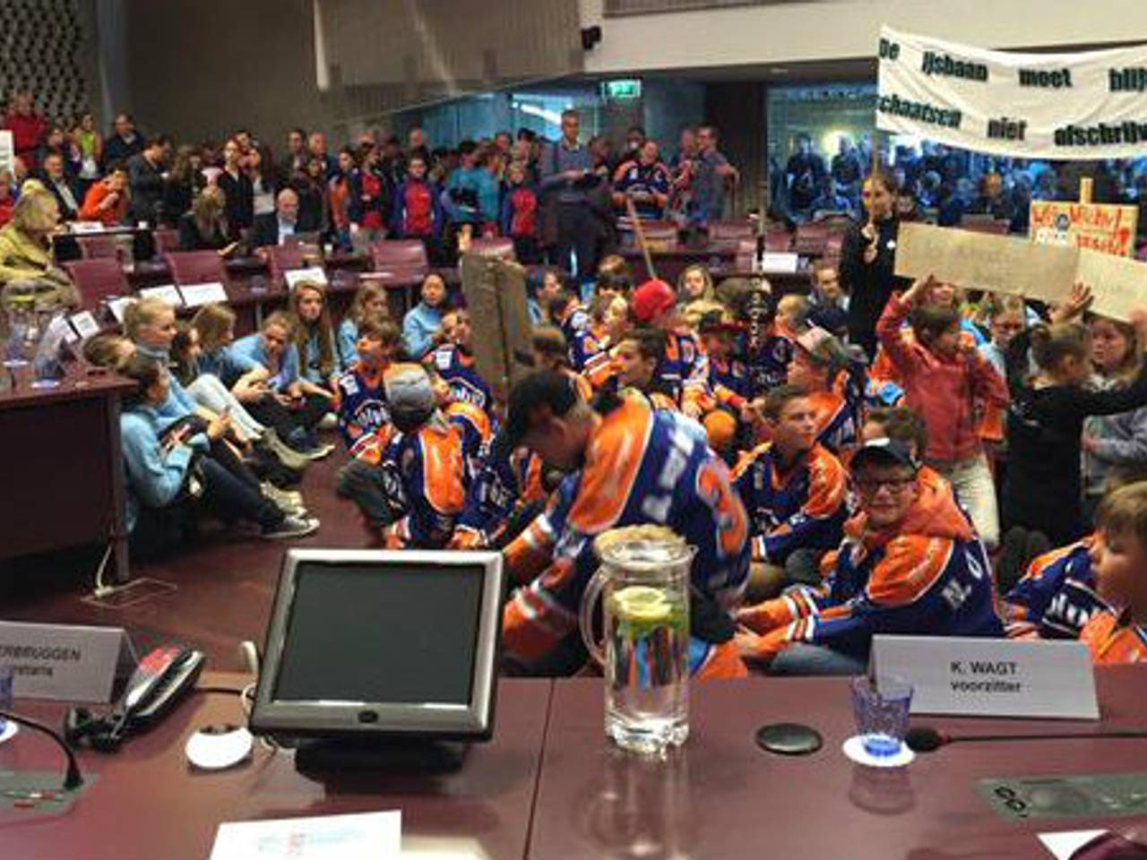 Kinderen protesteren tegen sluiting IJssportcentrum EIndhoven