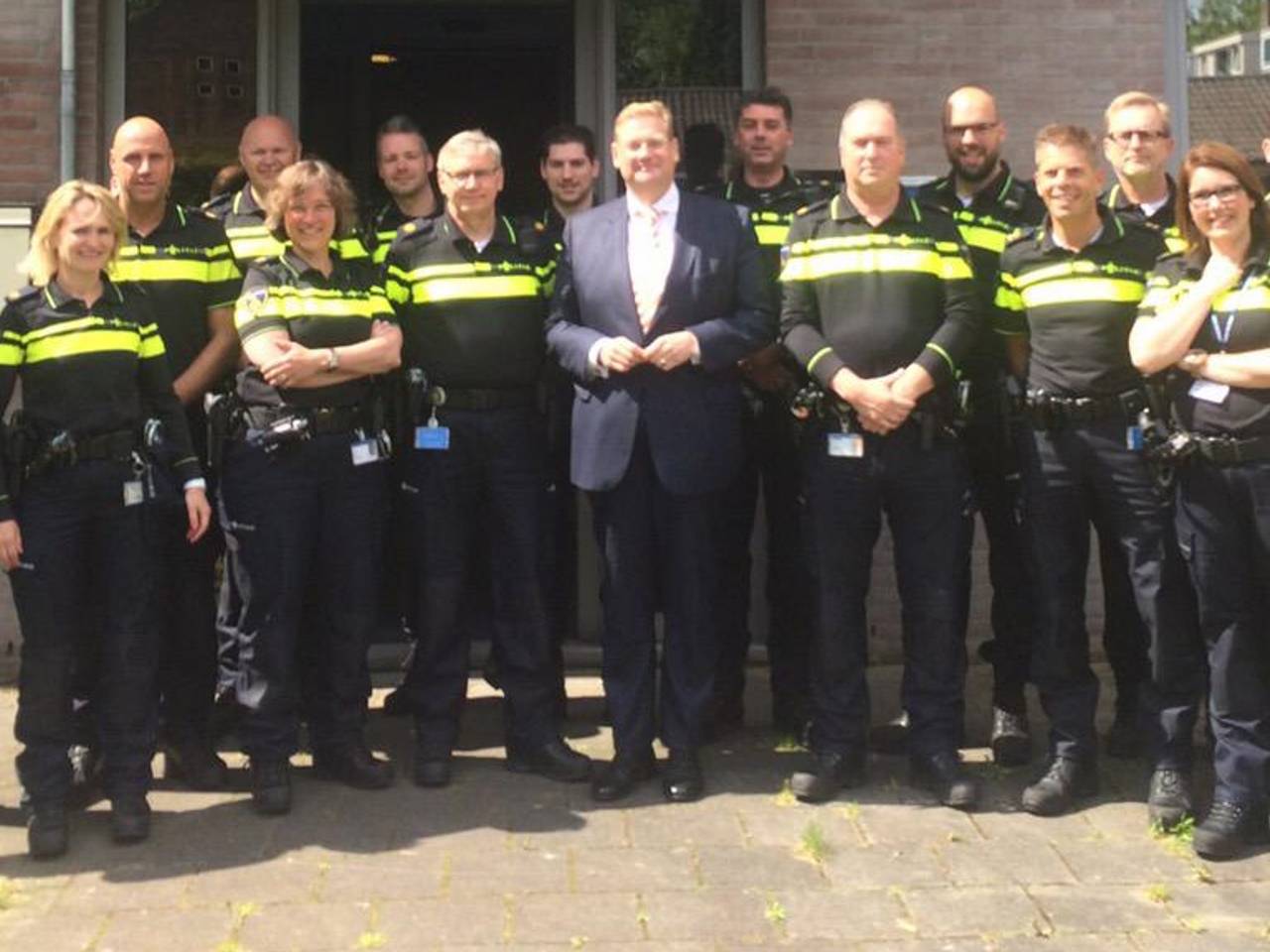 Minister Ard van der Steur en agenten