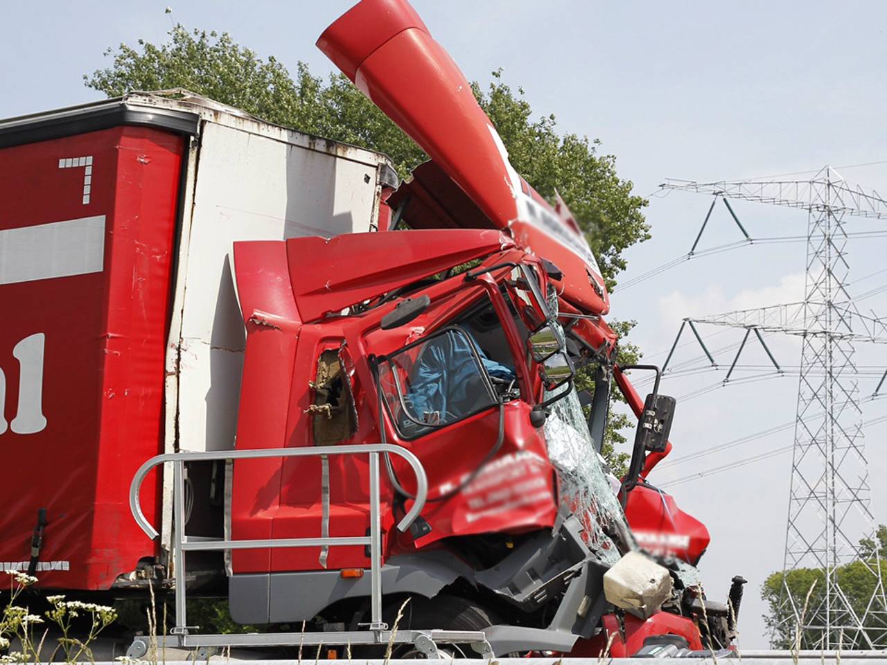 Vrachtwagenchauffeur overleden bij ongeluk A17