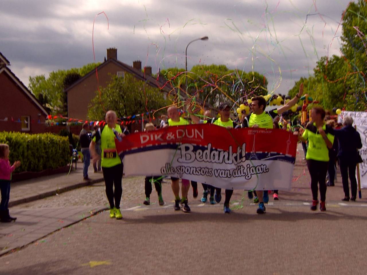 Deelnemers aan de Roparun bedanken hun sposnoren.