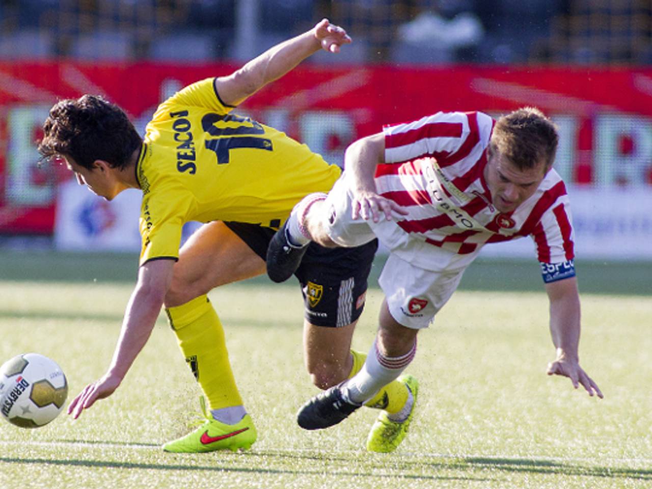 Joep van den Ouweland van FC Oss valt op de grond (foto: VI Images)