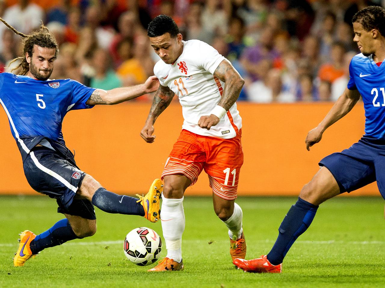 Memphis Depay ontworstelt zich van twee tegenstanders (foto: ANP)