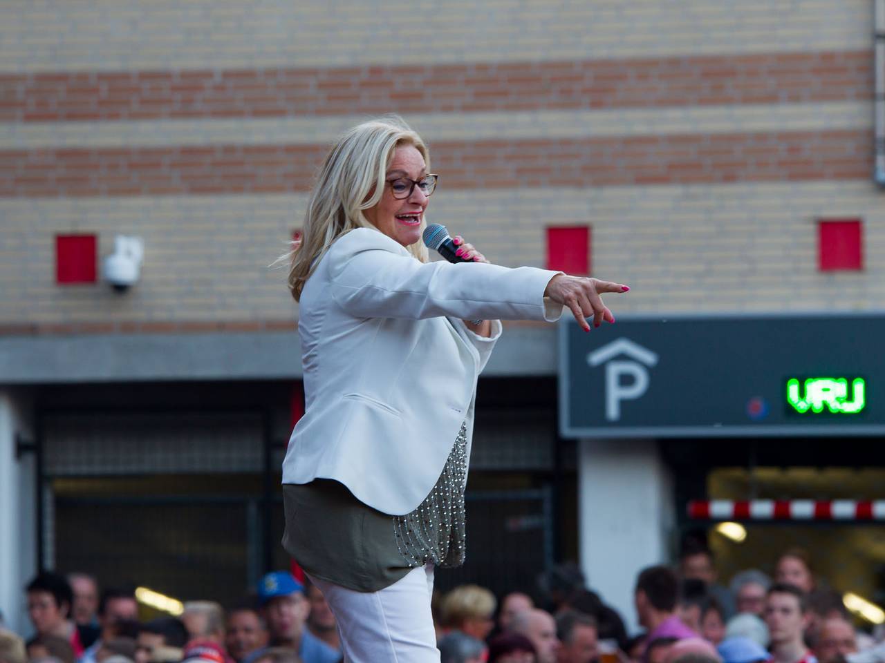 Corry Konings treedt op in Tilburg (foto: Marcel van Dorst / SQ Vision)