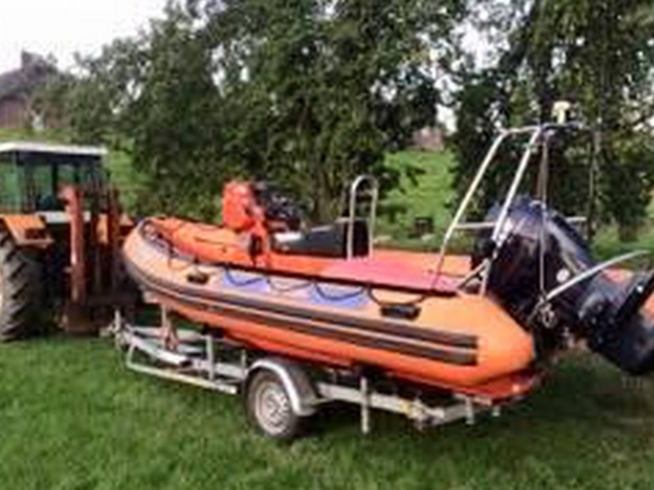 De gestolen boot met trailer (bron: Facebook)
