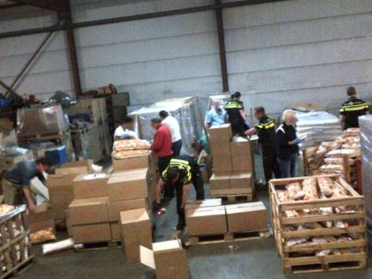 Henneptoppen gevonden in loods (foto: Landelijke Eenheid/Twitter)