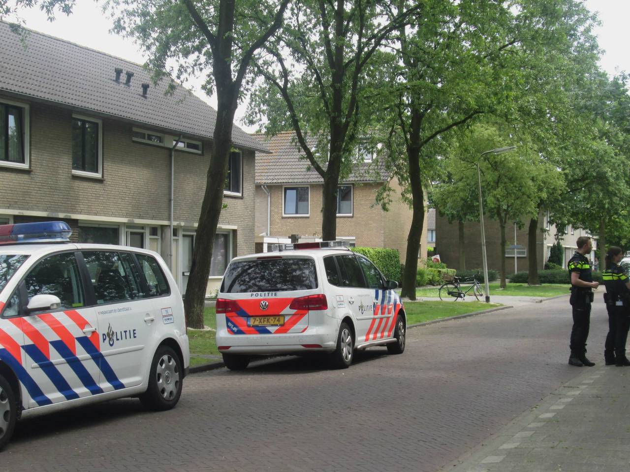 Politiemensen in de Van Genkstraat vanwege de aanhouding. Foto: Alexander Vingerhoeds/ Obscura Foto 