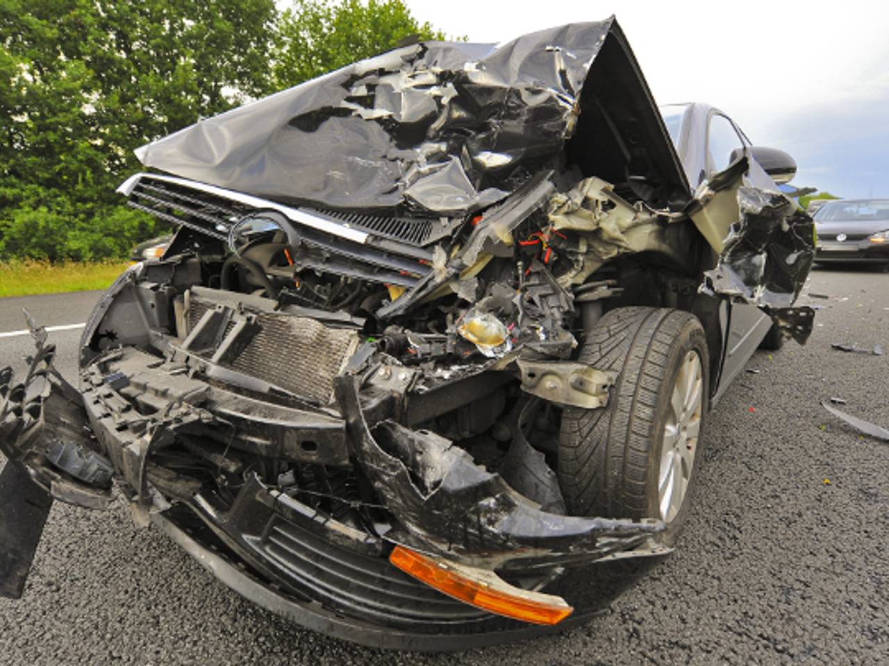 Bij het ongeluk ter hoogte van Eersel raakte een auto zwaarbeschadigd (foto: Rico Vogels).  