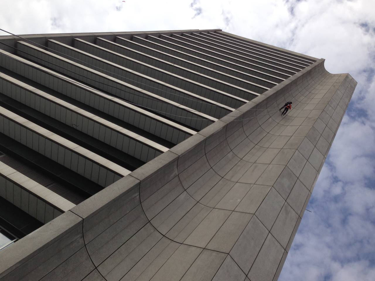 75 jaar oud en dan abseilen van het provinciehuis. Marianne van Mierlo doet het