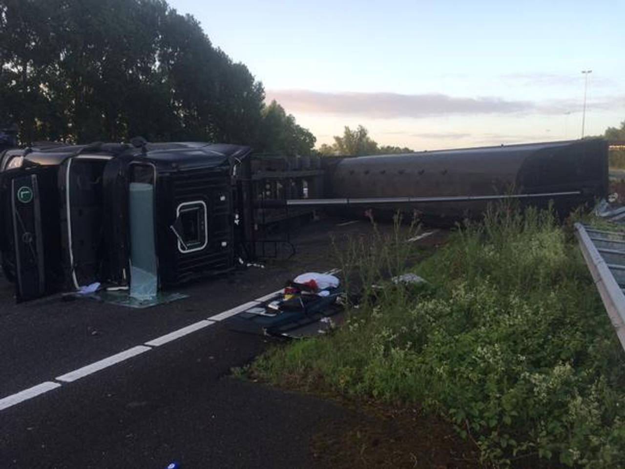 Fileleed op de A16 door gekantelde vrachtwagen bij Moerdijkbrug: half negen in Rotterdam gaat onze verslaggever niet lukken