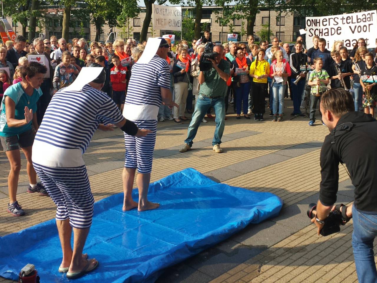 Inwonens van Moerdijk willen de zwembaden maar wat graag openhouden.