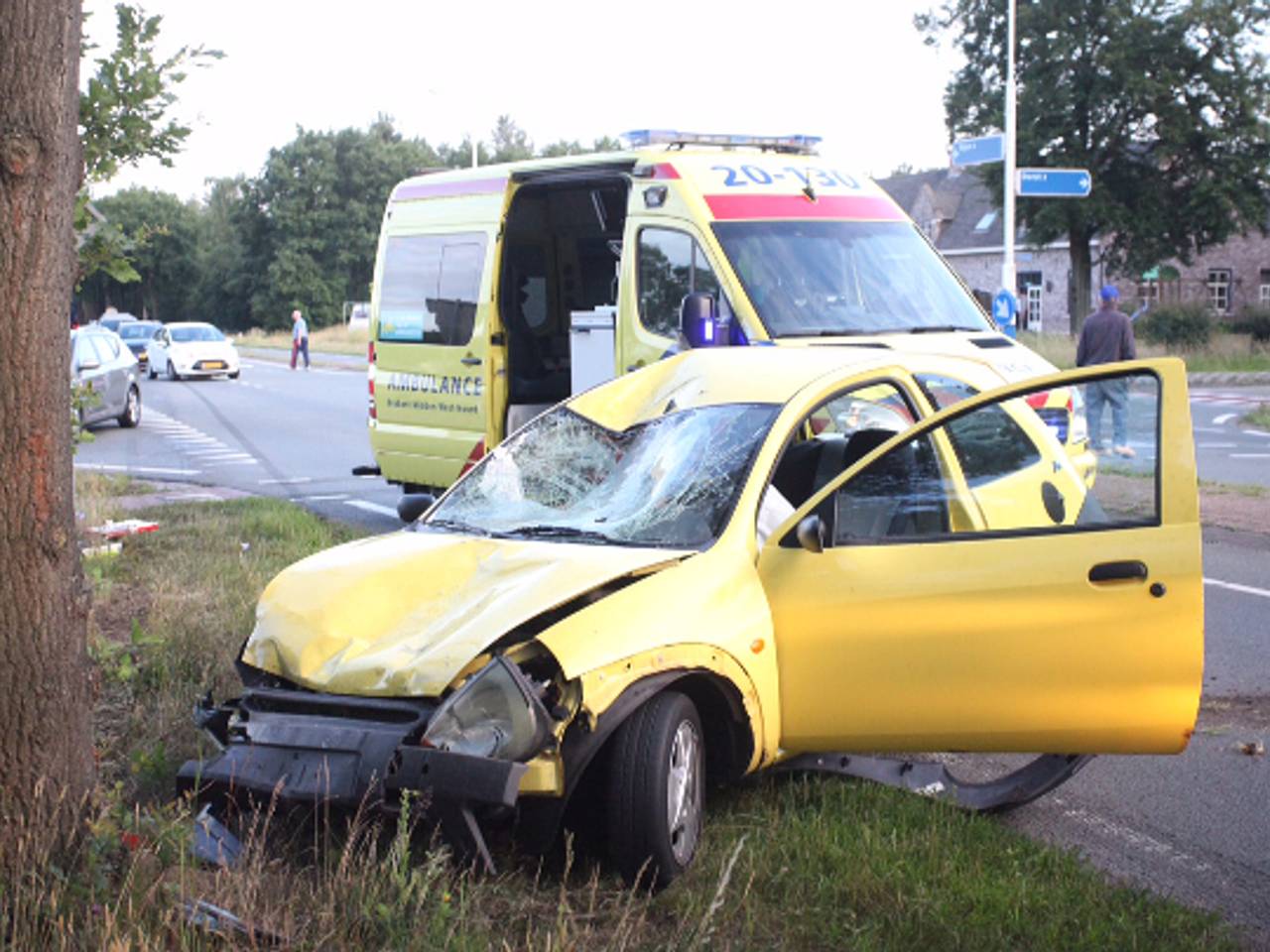 Auto eindigde tegen een boom (foto: Jeroen Stuve / Stuve Fotografie)