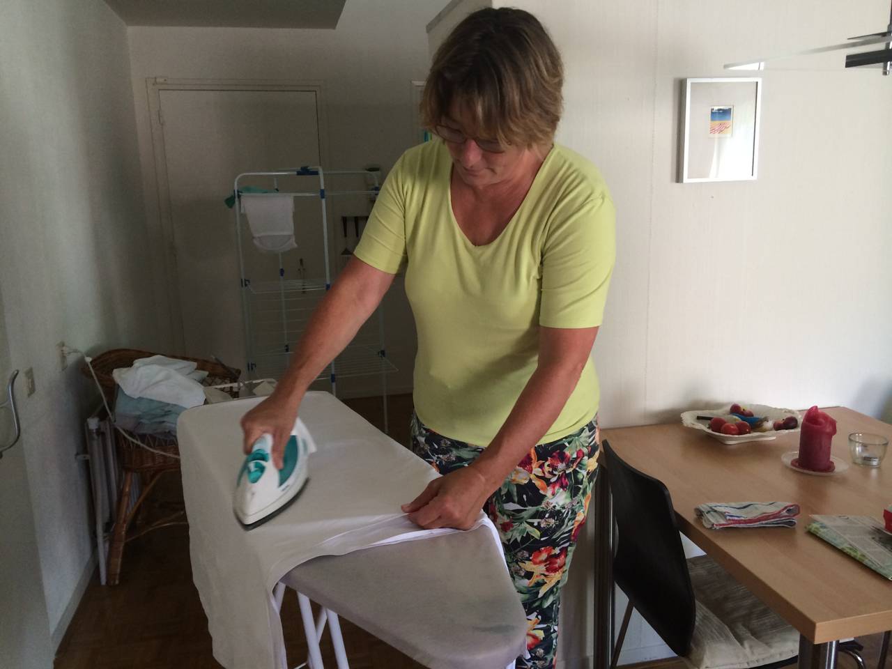 Osse burgemeester Wobine Buys en wethouder Rene Peters zijn thuiszorghulp voor één dag