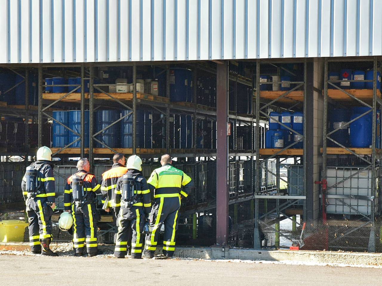 Vaten met ammoniak kwamen bol te staan. (foto: Toby de Kort)