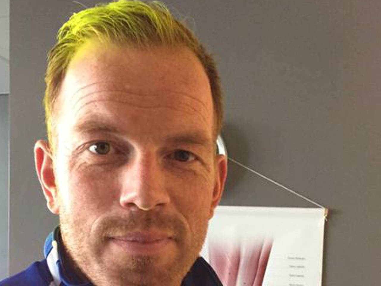 Ten Rouwelaar kleurt haren geel voor het goede doel.