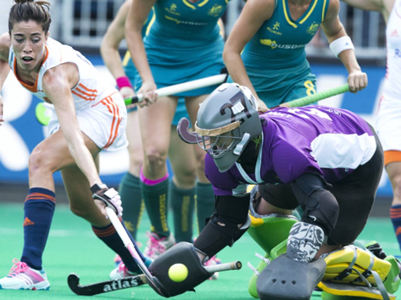 Naomi van As tijdens halve finale tegen Australië (foto: ANP).