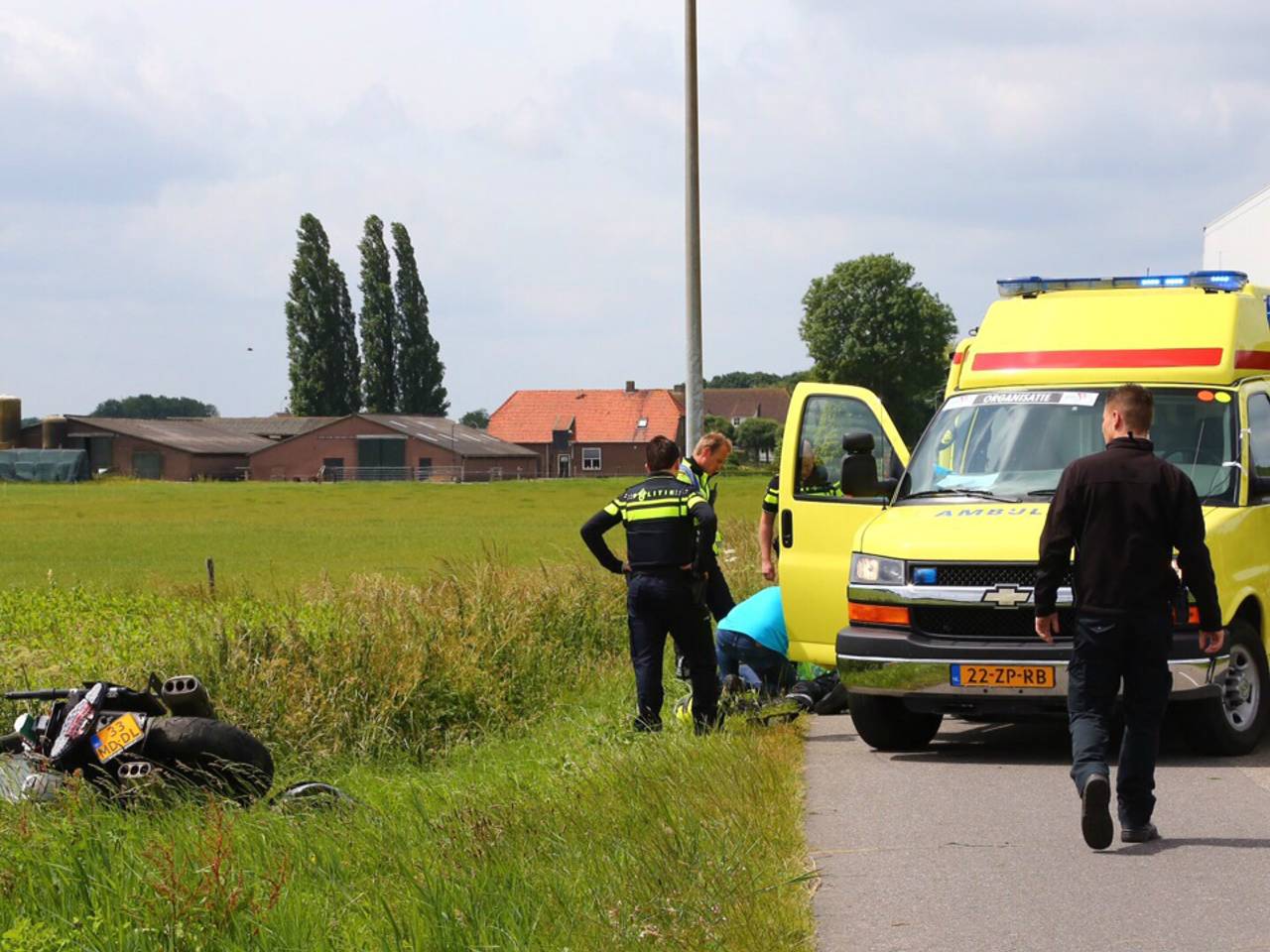 Ambulancepersoneel verleent eerste hulp. (Foto: Charles Mallo/SQ Vision)