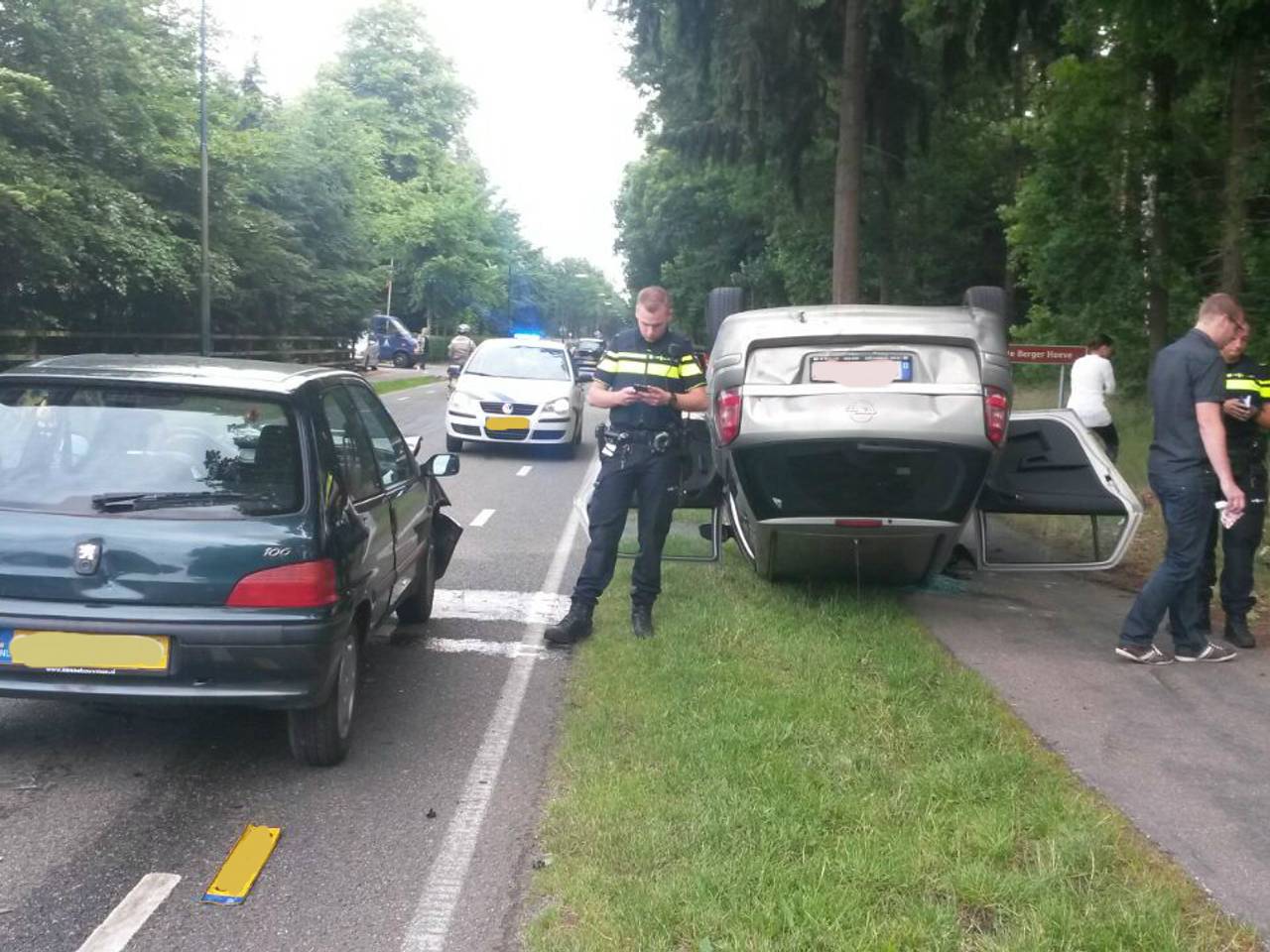 Een Belgische auto eindigde op zijn kop. (Foto: Rico Vogels/SQ Vision)