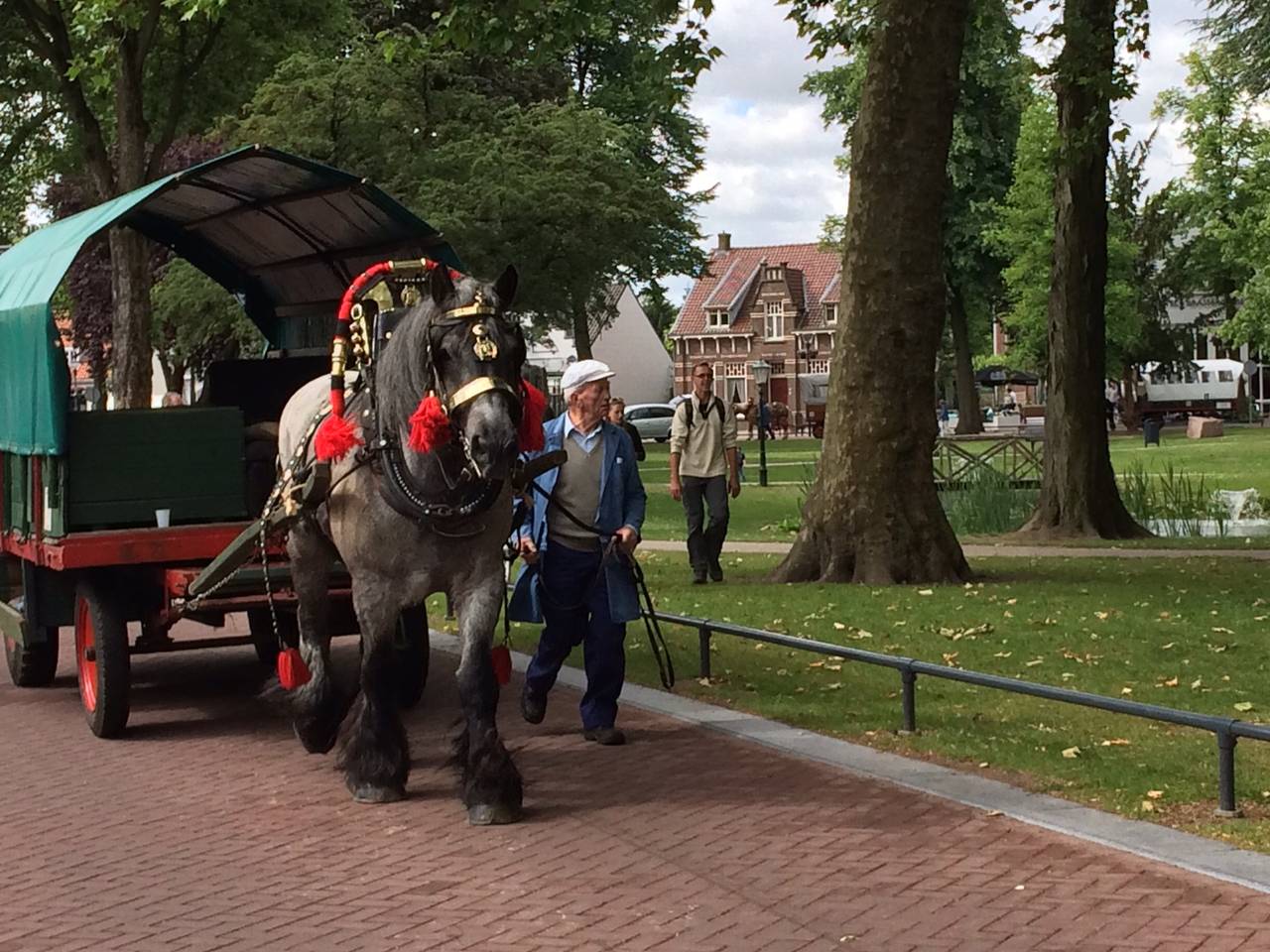 In Nuenen pauzeren de wandelaars in het park 