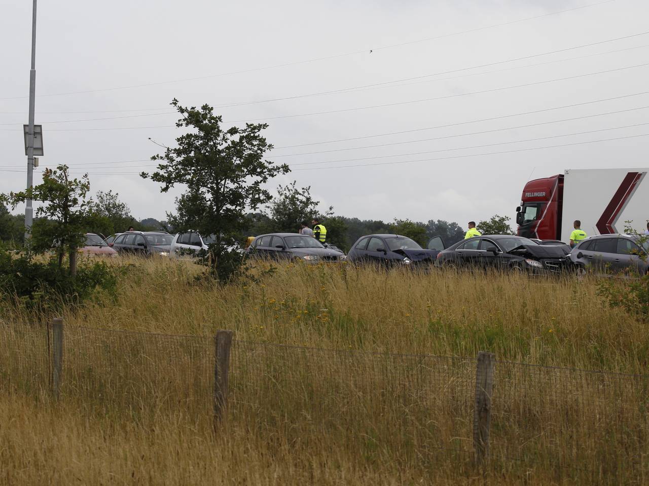 Door de botsing is er een lange file ontstaan (foto: Saskia Kusters Media).