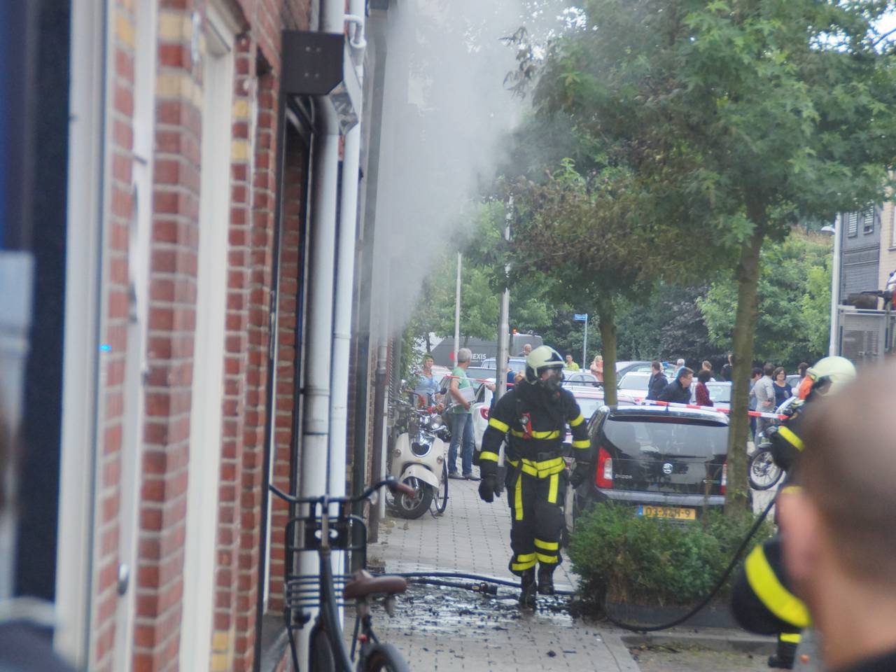 Brand in woning Pijlijserstraat in Tilburg. (foto: GinoPress)