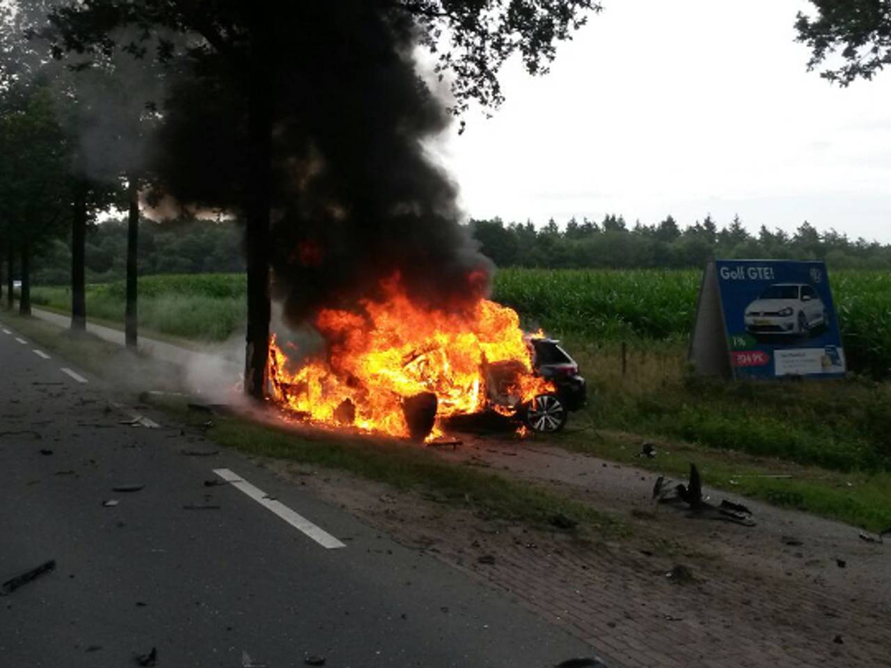 Auto in brand gevlogen na botsing (foto: Rico Vogels / SQ Vision)