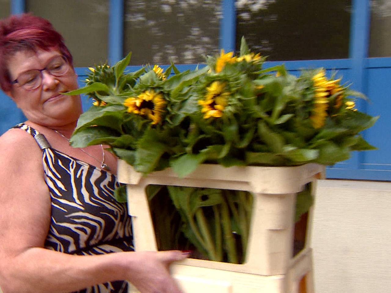 Ank Vlieger steunt politie met bloemetje