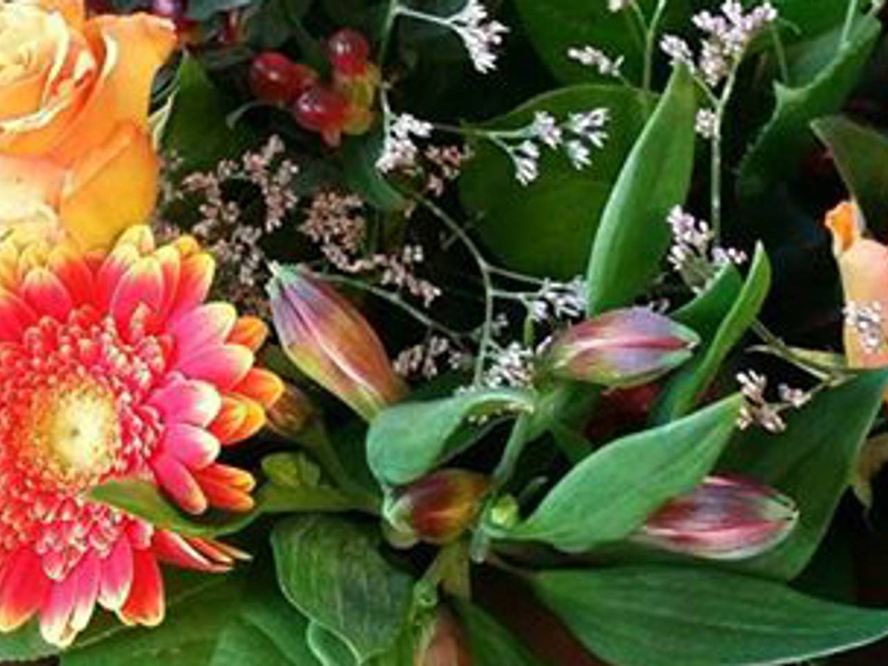 Een bos bloemen voor de lichtgewonde agent. (Foto: politie Helmond / Facebook)