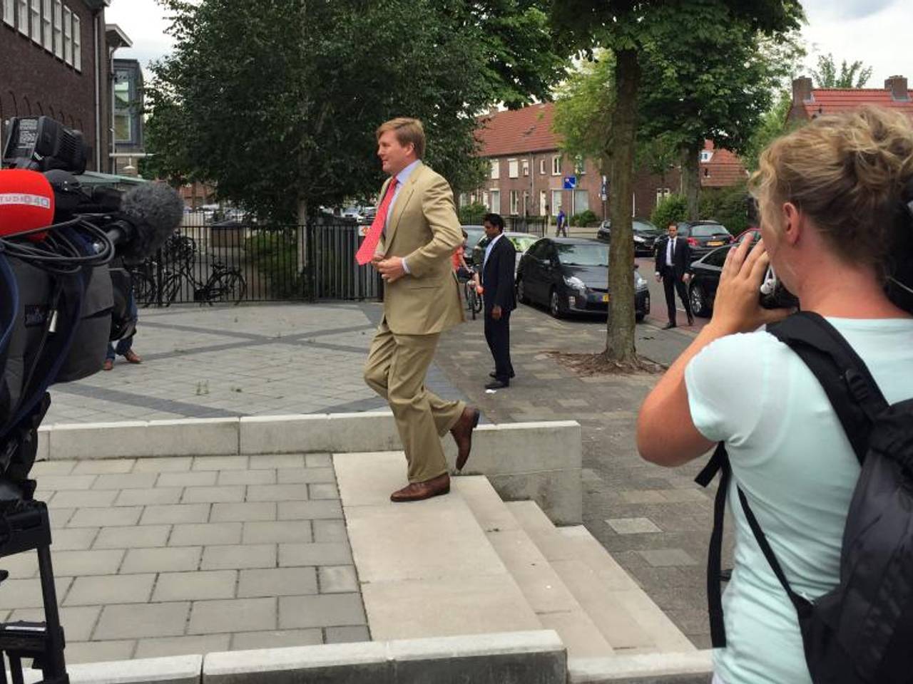 Willem Alexander op bezoek in volkswijk Bennekel in Einhoven
