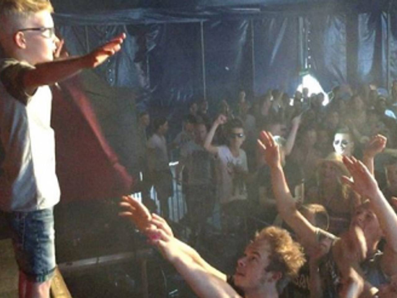 Zoontje van dj Slim Shore op het podium van WiSH. (foto: Facebook/Slim Shore)