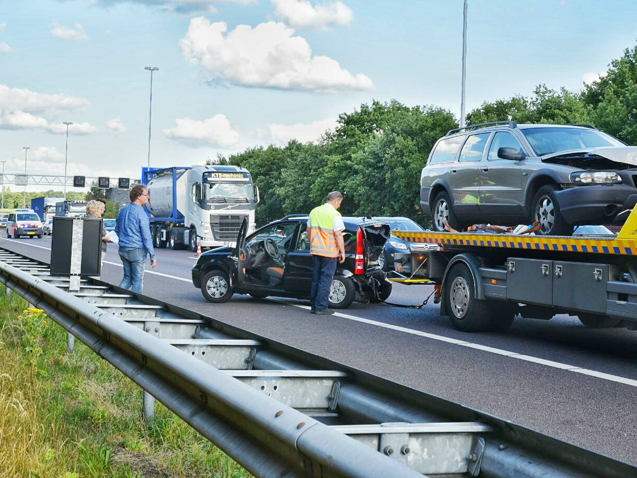 De ravage wordt opgeruimd na het ongeluk bij Tilburg. Foto Toby de Kort/De Kort Media 