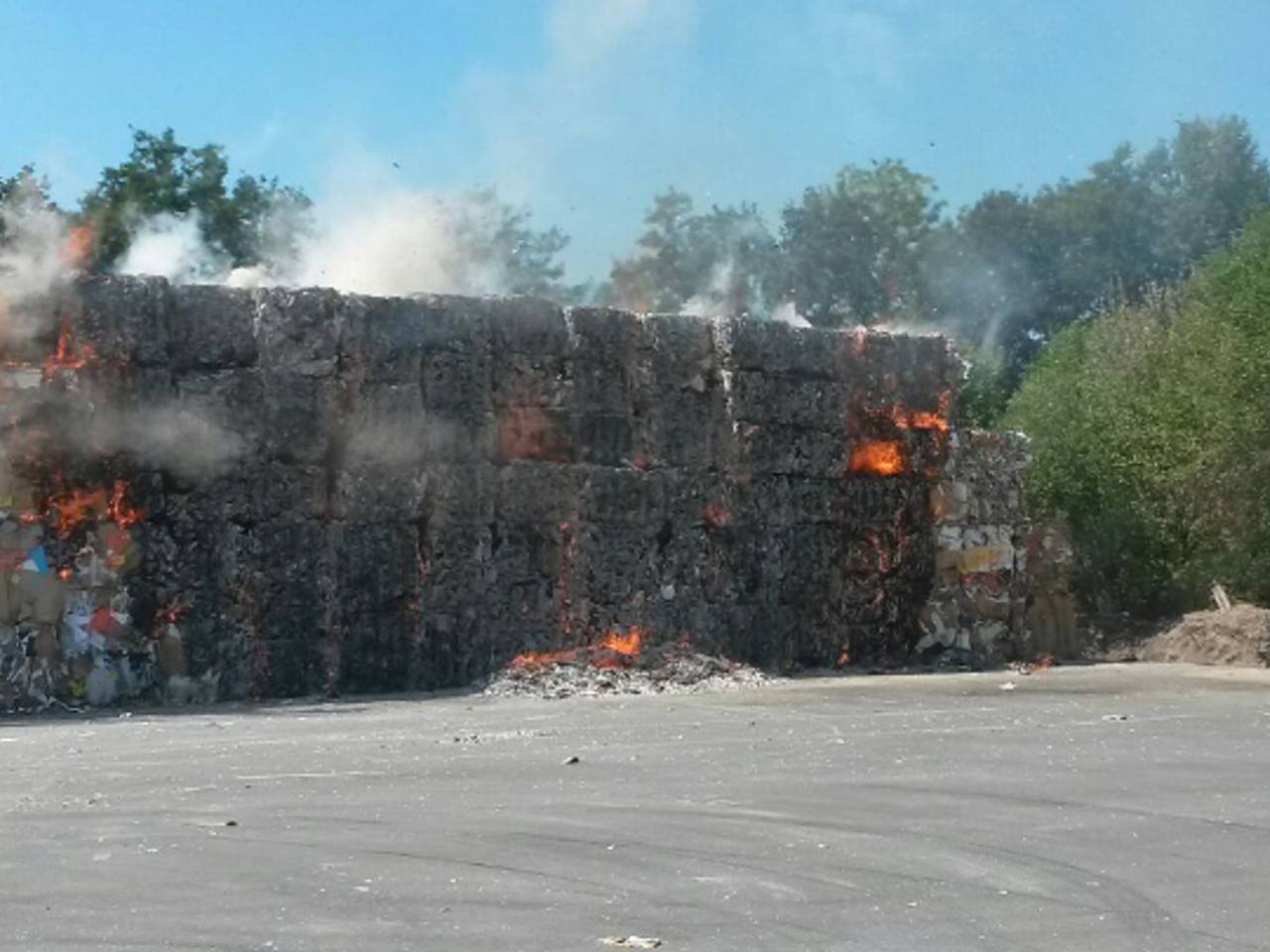 Stapel papier in brand (foto: Rico Vogels / SQ Vision)