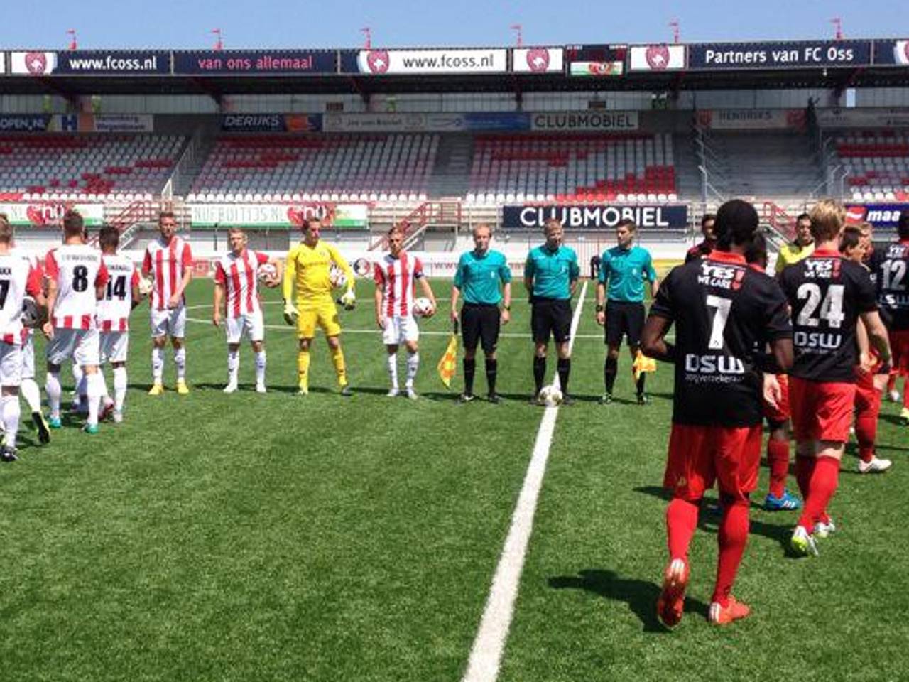 Spelers FC Oss maken zich klaar voor duel tegen Excelsior (foto: @fcoss_09 / Twitter)