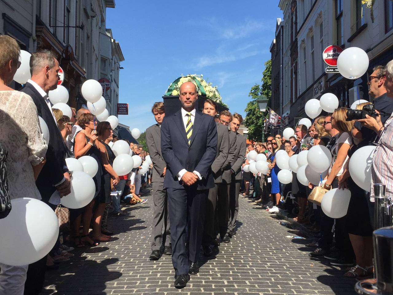 Witte ballonnen voor Wiljan Rommens (foto: Birgit Verhoeven) 