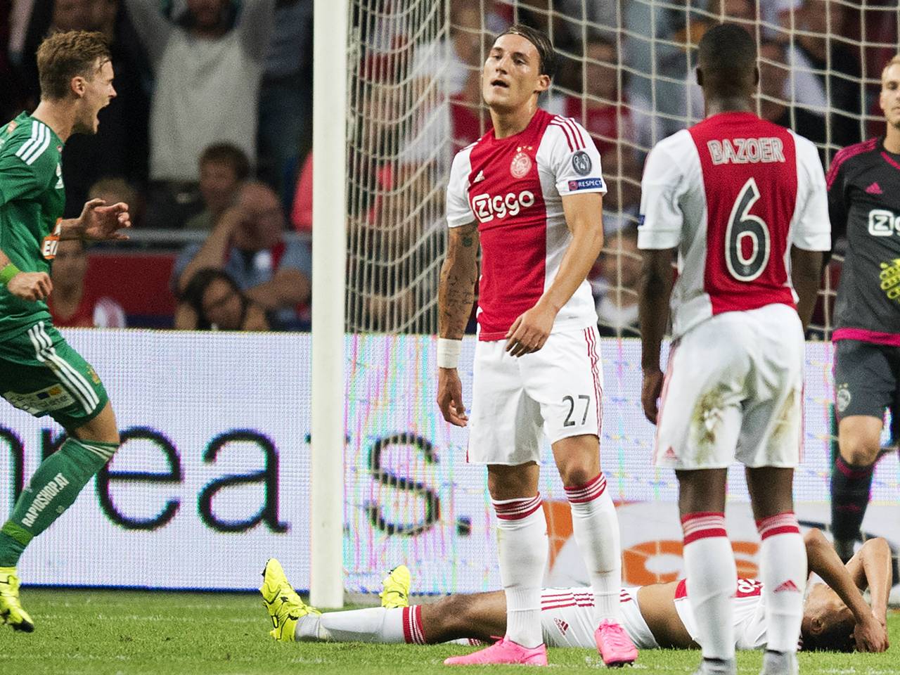 Gudelj treurt, Ajax uitgeschakeld in Champions League. (Foto: ANP)