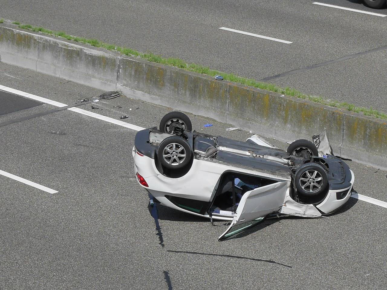 Een van de auto's kwam op zijn kop terecht. (Foto: Perry Roovers / SQ Vision)
