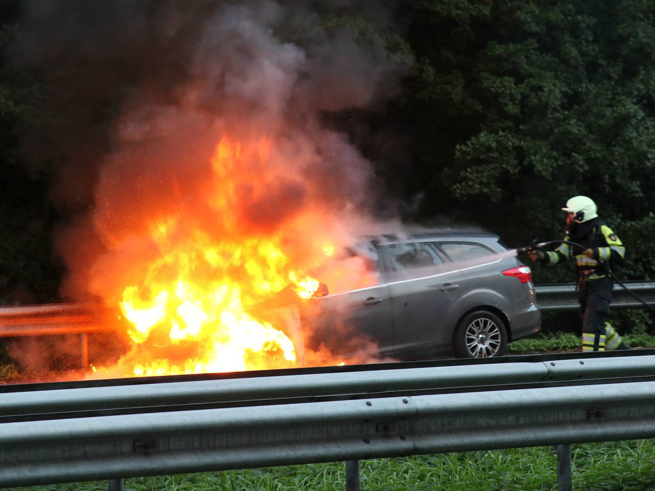 Auto uitgebrand op A27 Oosterhout. (foto: Mathijs Bertens/Stuve Fotografie)