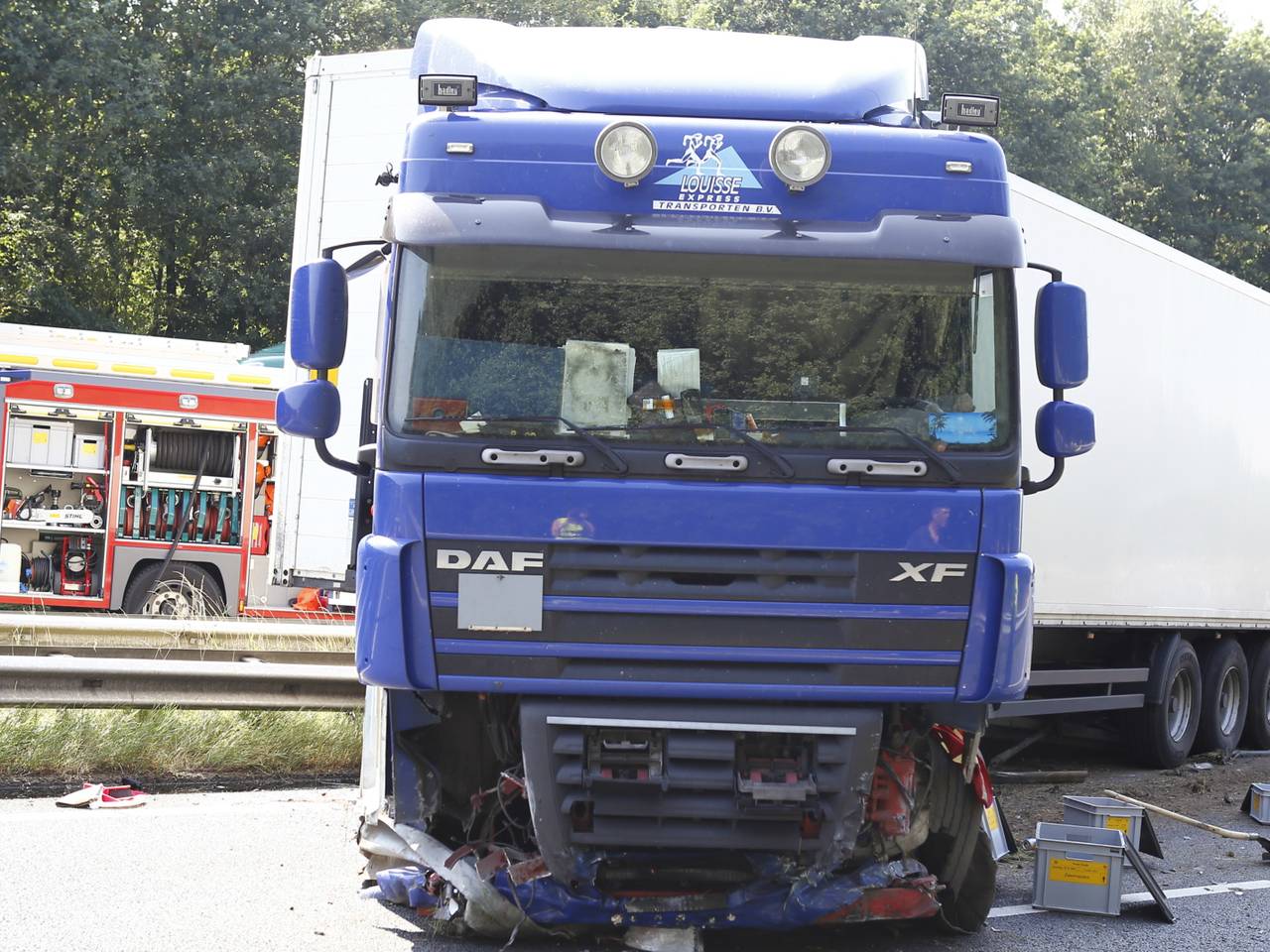 Vrachtwagen schiet door vangrailop A73 