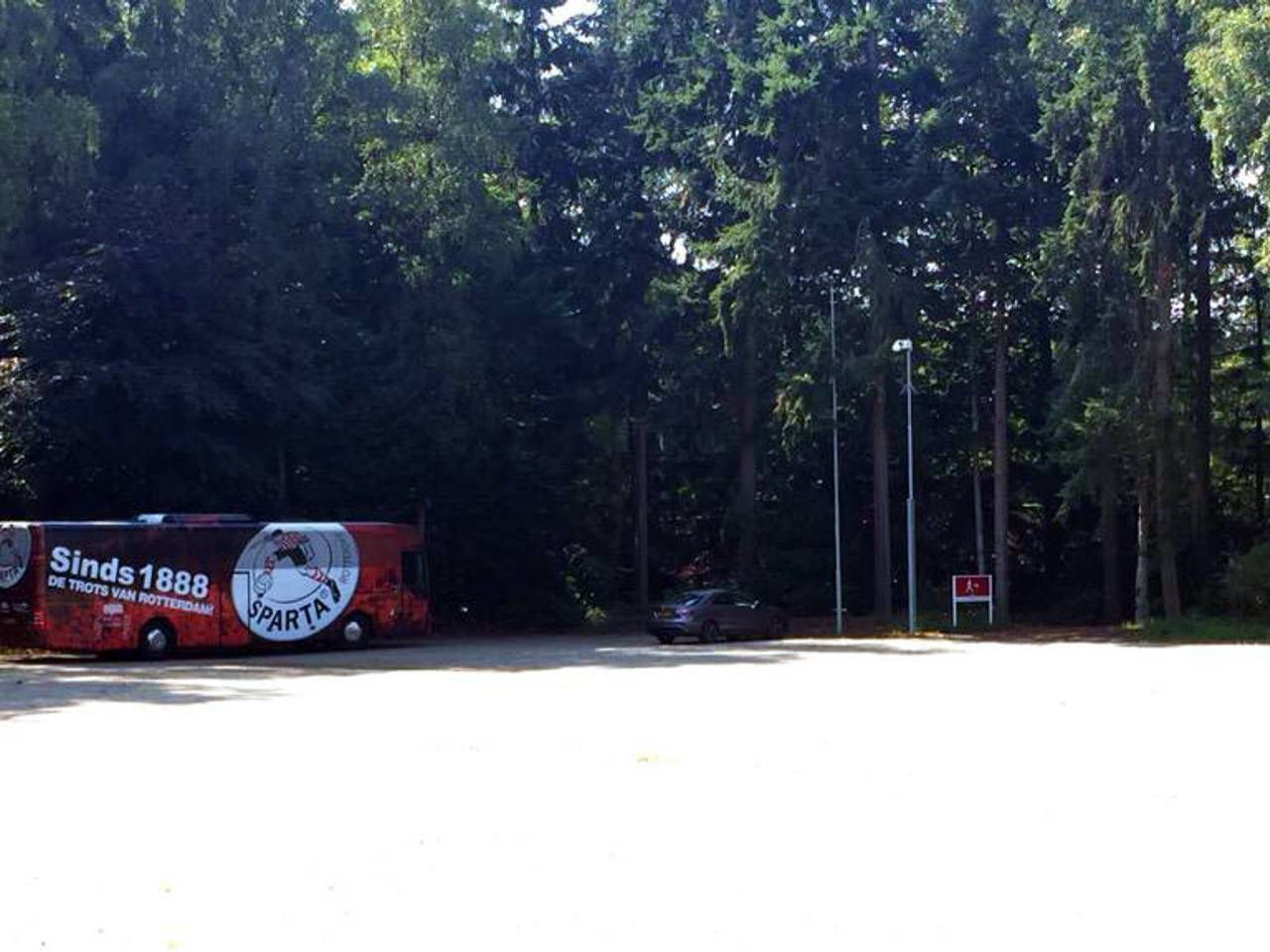Spelersbus van Sparta op De Herdgang (foto: Paul Post)